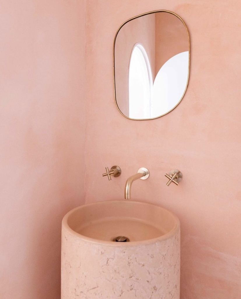 MeirAustralia's tweet photo. #PrettyInPink ~
#Pink #plaster paired with pink concrete creates a #dreamy space within this #powderroom whilst #Meir #TigerBronze #tapware adds #sparkle &amp; #shine

Project @bilinga_beach_abodes 
📷@_thecontentco_
#MeirAustralia #goldtaps #pinkinterior #pinkbathroom #decor #style https://t.co/62fwr2pyom