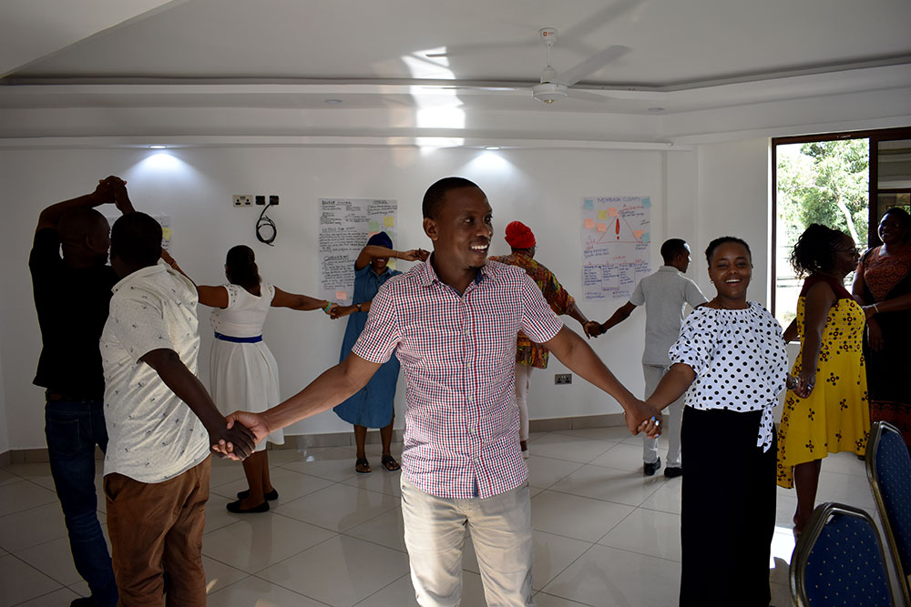 Day 2 of our Coast DevReporters' training started off with a brain-teasing icebreaker. All related to how we work together as journalists, our role in the community and with all stakeholders. <a href="/RKowuor/">Rosemary Kowuor</a> <a href="/dommieyambo/">Dommie Yambo Odotte #TheObservertoire</a> #devreporters #reportingonruralissues #radiobaraza cc @vikesverkko