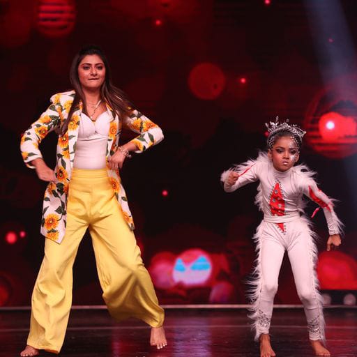 sharmilamaiti's tweet photo. This week protagonists of @StarJalsha_ v come on sets of #DDJS3 to support participants whom they simply love and whose performances they simply adore. Together they danced with participants & supported the participants by cheering them up on their outstanding performances. https://t.co/CFLqoe6Dmk