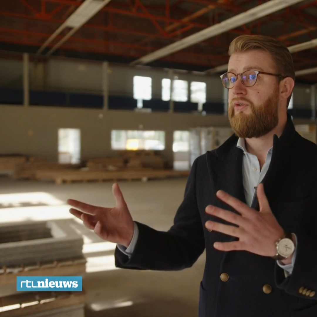 RTL Nieuws met onze Sebastiaan Hameleers als transformatie-expert aan het woord over de potentie van leegstand voor woningbouw. "Het ombouwen van leegstaande fabrieken, kantoren of zelfs kerken tot woningen wordt gezien als 1 van de oplossingen voor het grote woningtekort."