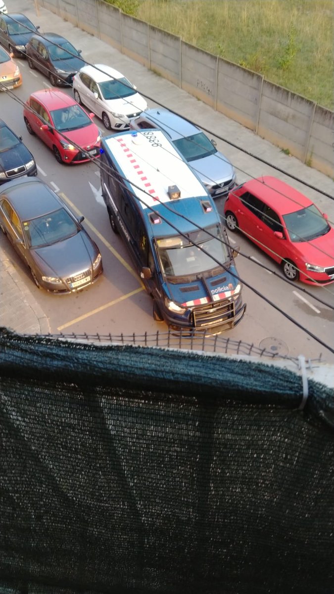 Tres furgones de la BRIMO a la porta de casa dels nostres companys. <a href="/joanignasielena/">Joan Ignasi Elena</a> : ESTEU DESNONANT A UNA FAMÍLIA AMB 3 MENORS PERQUÈ US HO DEMANA UN FONS VOLTOR MULTIMILIONARI QUE ESTÀ INCOMPLINT LA LLEI 24/2015. És molt difícil no sentir un odi profund ara mateix