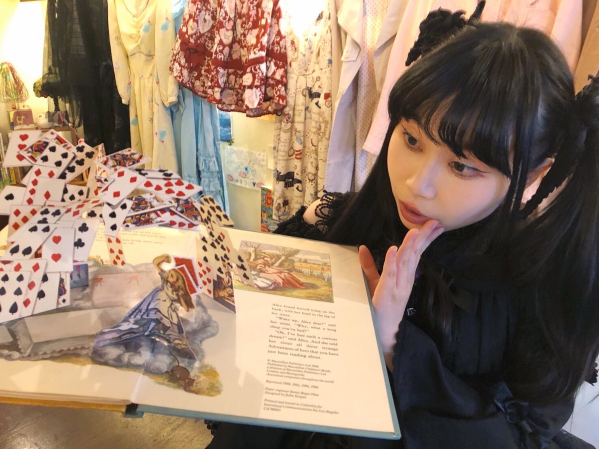 mocobusa's tweet photo. ハチドリさんには絵本もあります✨ https://t.co/itELfDIBu5