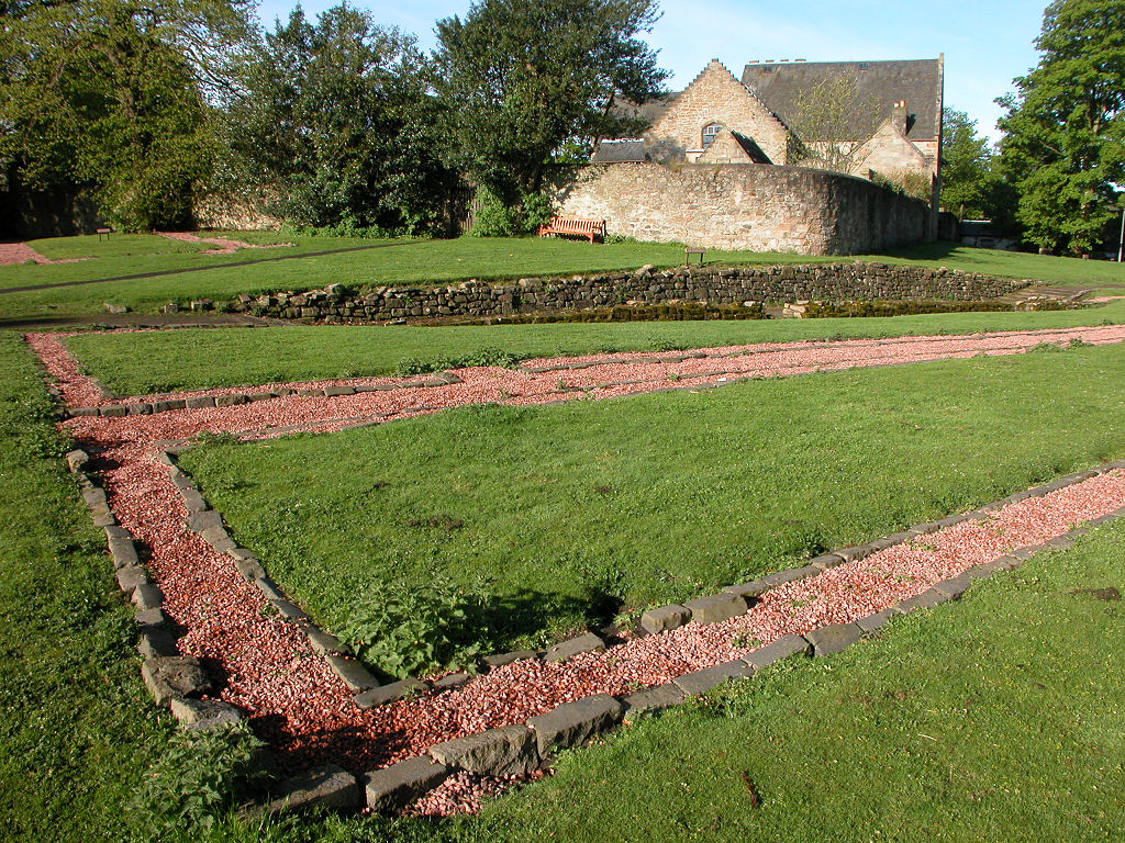 Traces of the Roman fort at Cramond, on the south side of the Firth of Forth near Edinburgh. First built in AD140-2, the fort had a role in successive attempts by the Roman empire to extend its influence over the whole of these islands. More pics and info: undiscoveredscotland.co.uk/edinburgh/cram…