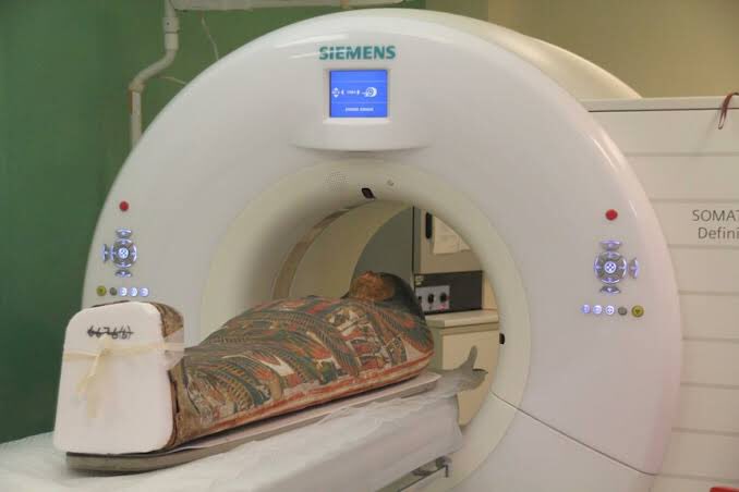 DrDhruvchauhan's tweet photo. Today, the whole science world is shocked to see the mummy of egypt woman of 5000 years old who breathes. It is absolutely incredible &amp; amazing. 
The biggest secret of this mummy is that every night at twelve o'clock this woman ask "MBBS karke maje hi maje kaha hai milegey ”? https://t.co/qT1V1fhhHH