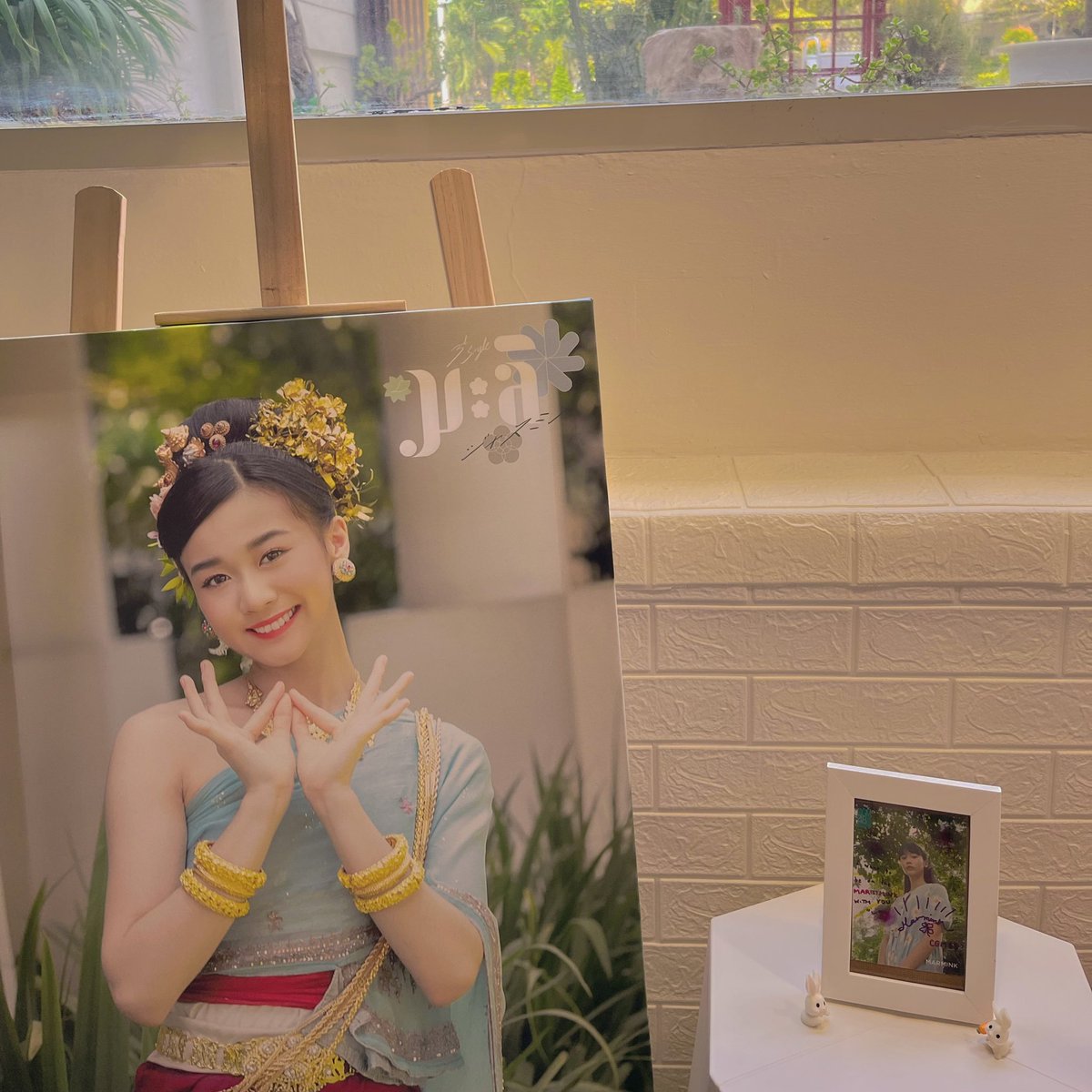 elements_ii's tweet photo. มะงิ้งเต็มไปหมดเลยย ตกแต่งคาเฟ่ได้น่ารักมากๆเลยค่ะ ถ่ายรูปออกมาแล้วน่ารักทุกมุมเลย🤍

#น้องมามิ้งค์3ขวบบวก20 
#MarsSmile 
#MarminkCGM48 https://t.co/SsayPMwrHe