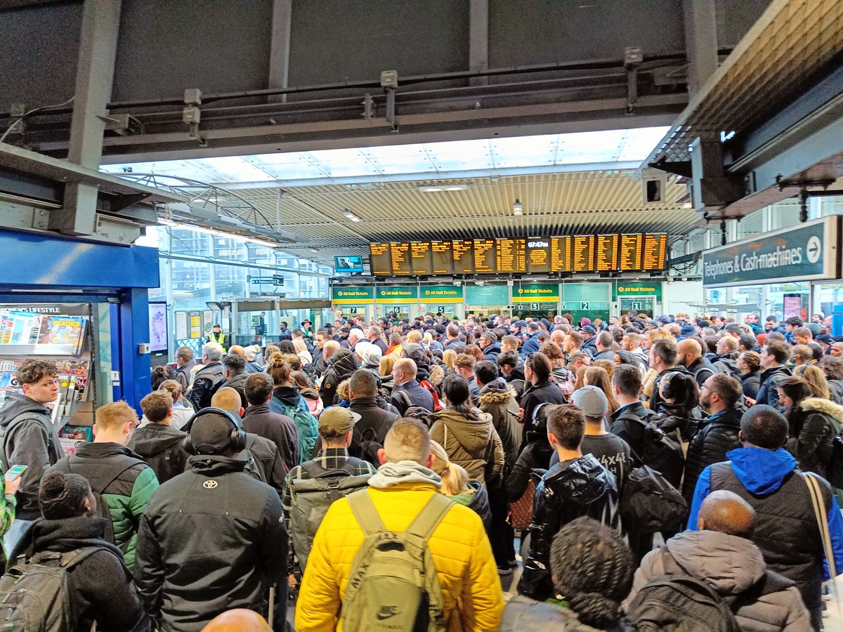 thomasbowell's tweet photo. East Croydon this morning.... https://t.co/PpKgJvJIZB