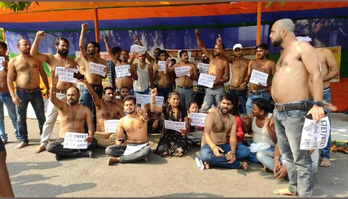rehan8344's tweet photo. CTET/BTET उत्तीर्ण अभ्यर्थी आज आंदोलन के पांचवे दिन अर्धनग्न होकर सरकार के खिलाफ़ नाराज़गी जाहिर कि और अविलंब 7वां चरण प्राथमिक विज्ञप्ति देने की बात कही |
#7th_चरण_प्राथमिक_विज्ञप्ति_जारी_करें
@yadavtejashwi @RJDforIndia @LalanSingh_1 @ProfShekharRJD https://t.co/jgnZqbLpkx
