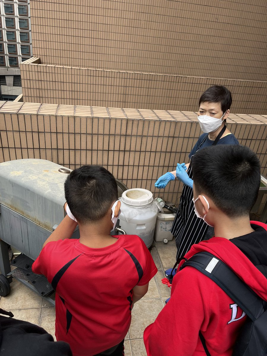 MsPYeung's tweet photo. Students at Culinary Camp had the opportunity to visit Pots n Pans’ rooftop garden. We also saved our food scraps from our japchae and added it to the compost, which will later be used to fertilize the plants! #ECOxDSC #calltoearth #DSC_HK #circleoflife #zerowaste https://t.co/HimCPbZ1ZA