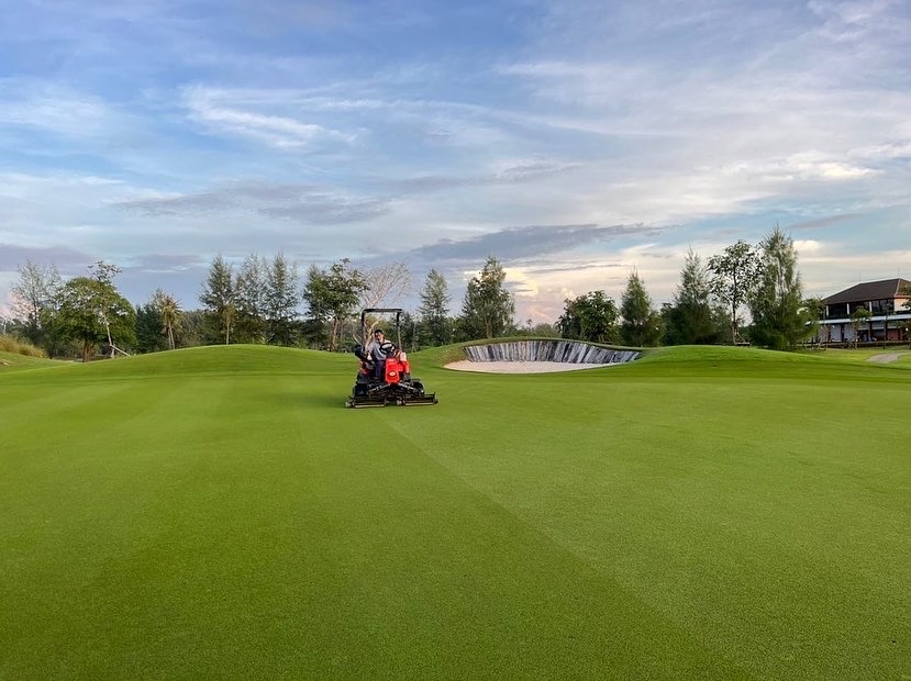 JacobsenTurf's tweet photo. 🇹🇭 Carpet like conditions for play at @AquellaGolf in Thailand, maintained by local Thai dealer, @LinksTurf.

Find your nearest Jacobsen dealer: https://t.co/4o97ZGdqeJ

#Jacobsen #Mower #GolfCourseMaintenance #SincerelyJake https://t.co/m40RgwMU9s