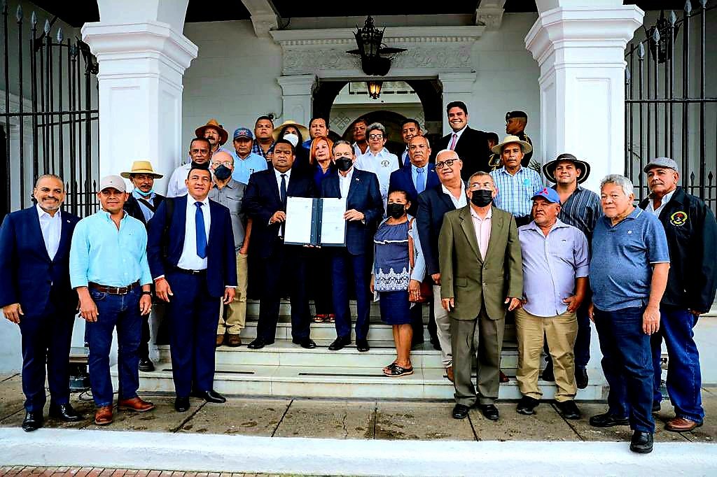 sanjosefusave's tweet photo. Este lunes el presidente  de la  república Laurentino Cortizo  en presencia de organizaciones ambientales y sociales,  autoridades locales firmo  la nueva ley 171 que declara  patrimonio natural  Nacional  y área Protegida  de  Reserva  Hidrológica  La Cuenca del Río Santa María https://t.co/xMCmnurEra