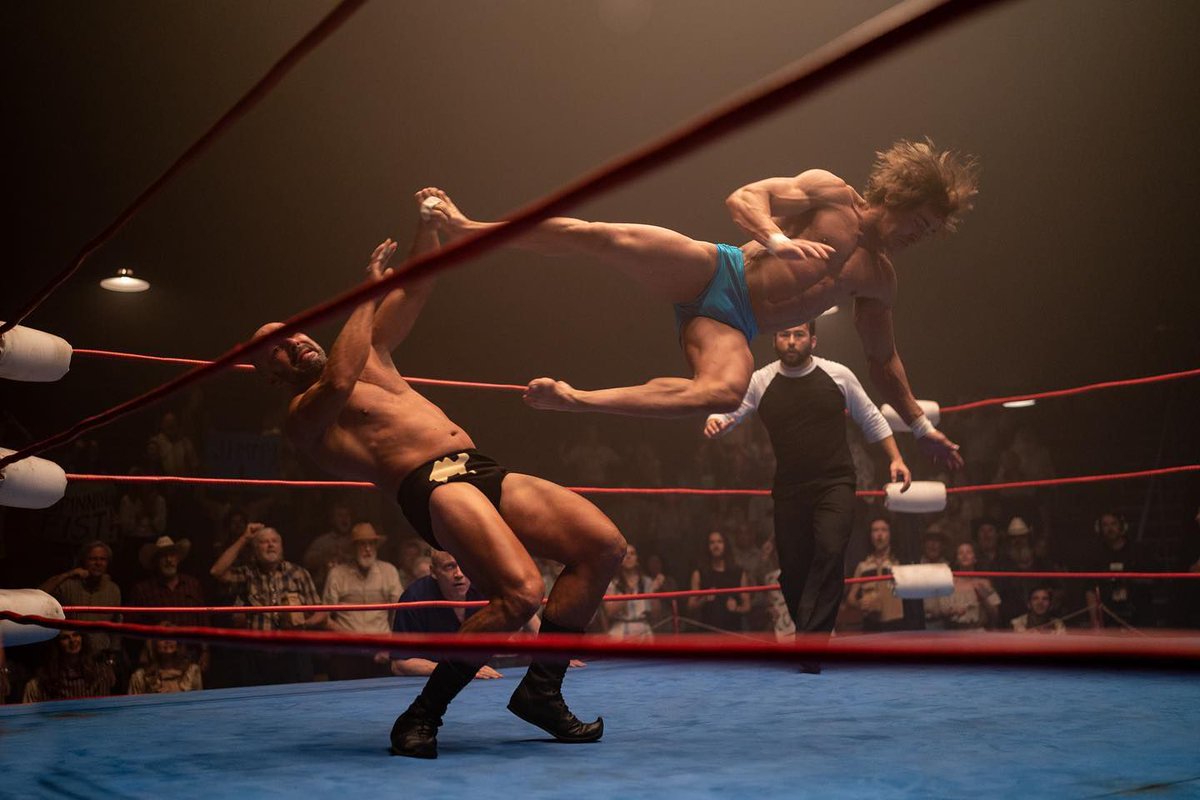 Gambar rasmi pertama dari filem The Iron Claw, mempamerkan Efron memegang watak sebagai Kevin Von Erich. #TheIronClaw #ZacEfron