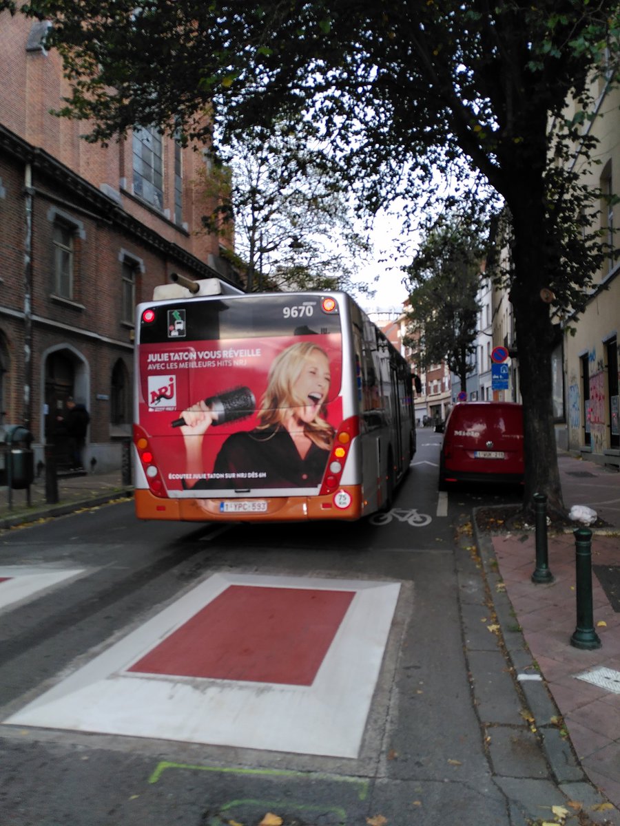 Lanomadesed's tweet photo. "C'est interdit à vélo de dépasser un autre vélo !" 
😳
@STIBMIVB possible d'enseigner le code de la route à ce chauffeur qui klaxonne de façon intempestive sur les personnes à vélo et les passe en les frôlant ?
8/11, 9h04. Bus 9670.
En vous remerciant. https://t.co/fNbFrJmKjo