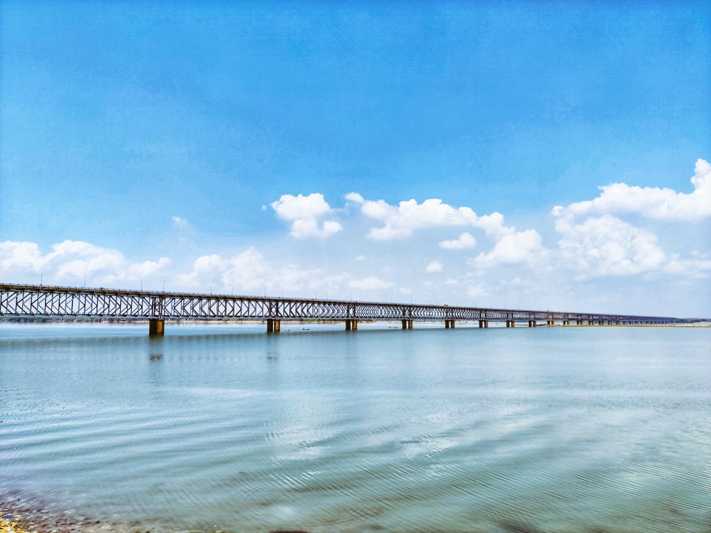 SS_nadh's tweet photo. వేదంలా ఘోషించే గోదావరి
అమర  ధామంలా  శోభిల్లే  రాజమహేంద్రి
శతాబ్దాల  చరితగల  సుందర  నగరం
గత  వైభవ  దీప్తులతో  కమ్మని  కావ్యం

#Oneplus8t
#NaturalBeauty 
#rajamahendravaram
#godavari
#photography https://t.co/dMNvoPGgZd