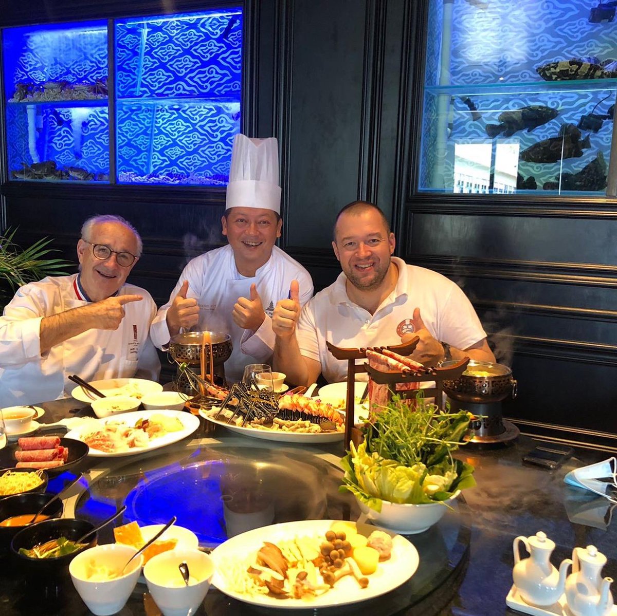 ggomez_chef's tweet photo. 1/2 Incroyable de retrouver le chef Kit ici au #Kempinski
Rencontré il y a des années lorsqu’il travaillait au casino Barrières de Toulouse.
Il est aujourd’hui un des meilleurs chefs d’Indonesie ! Bon il dit « chocolatine » mais on peut être fier de lui! https://t.co/8vkCBjAIQL