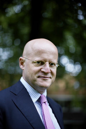 De Buitenparlementaire Onderzoekscommissie heeft aangifte gedaan tegen F. Grapperhaus. Hij zou het politiekorps hebben opgedragen om ‘in alle gevallen geweld te gebruiken tegen coronademonstranten’.
80 agenten hebben verklaard dat van de korpsleiding geweld moest worden gebruikt.