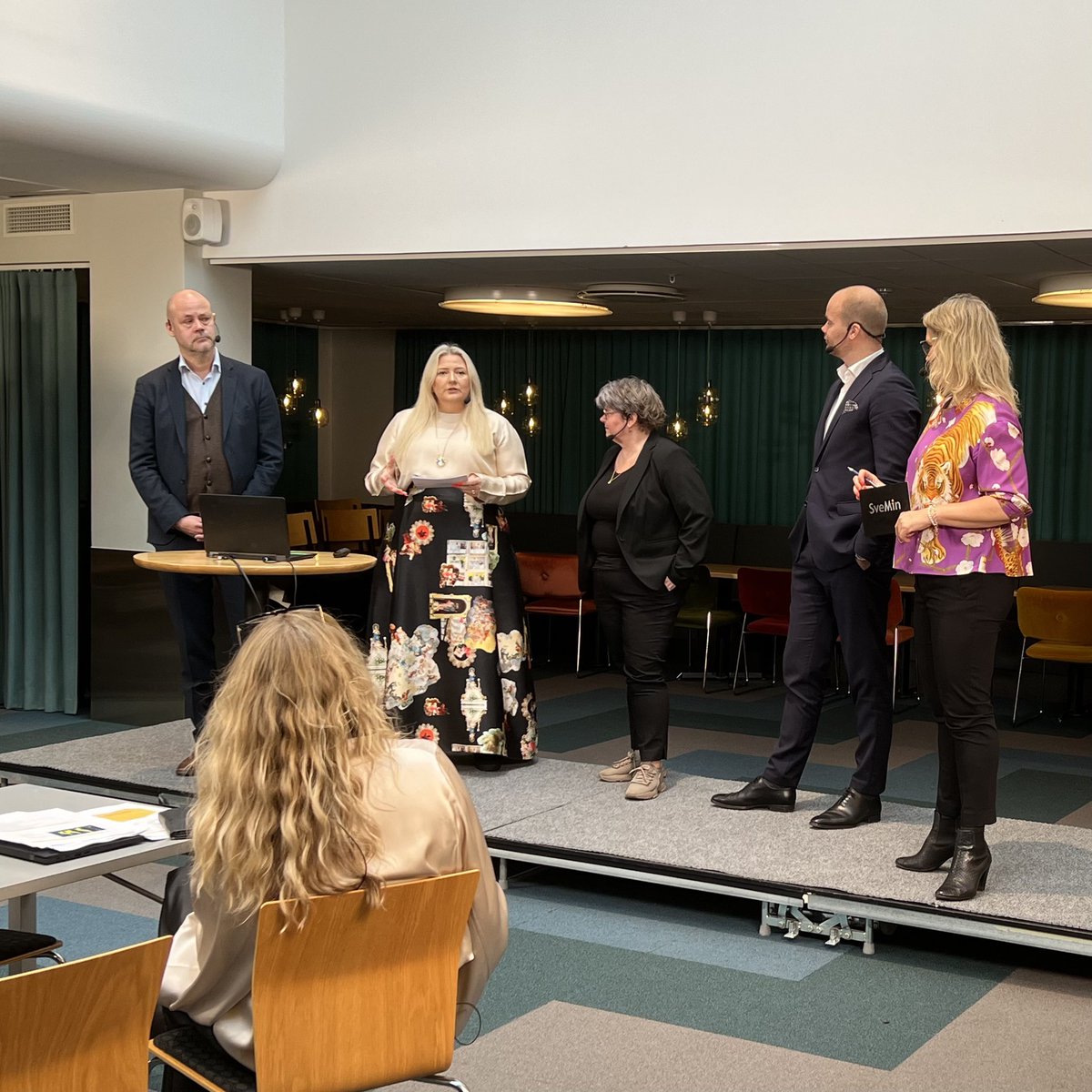 En lastbil består av 70% stål och flera metaller och mineral behövs för batterierna. Råmaterialproduktion i Europa och Sverige är jätteviktigt där vi vet att den sker hållbart, säger <a href="/EmmiJozsa/">Emmi Antonsson (fd Jozsa)</a> på <a href="/mobility_sweden/">Mobility Sweden</a> på Svemins seminarium om EU och kritiska råmaterial. #crmact