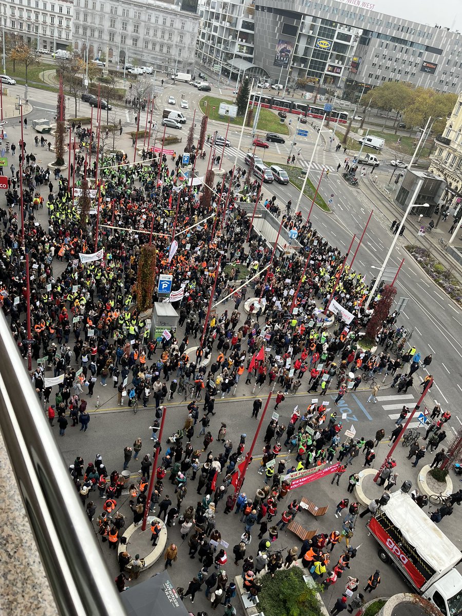 Und ich wundere mich wieso es im Büro so laut ist 😂