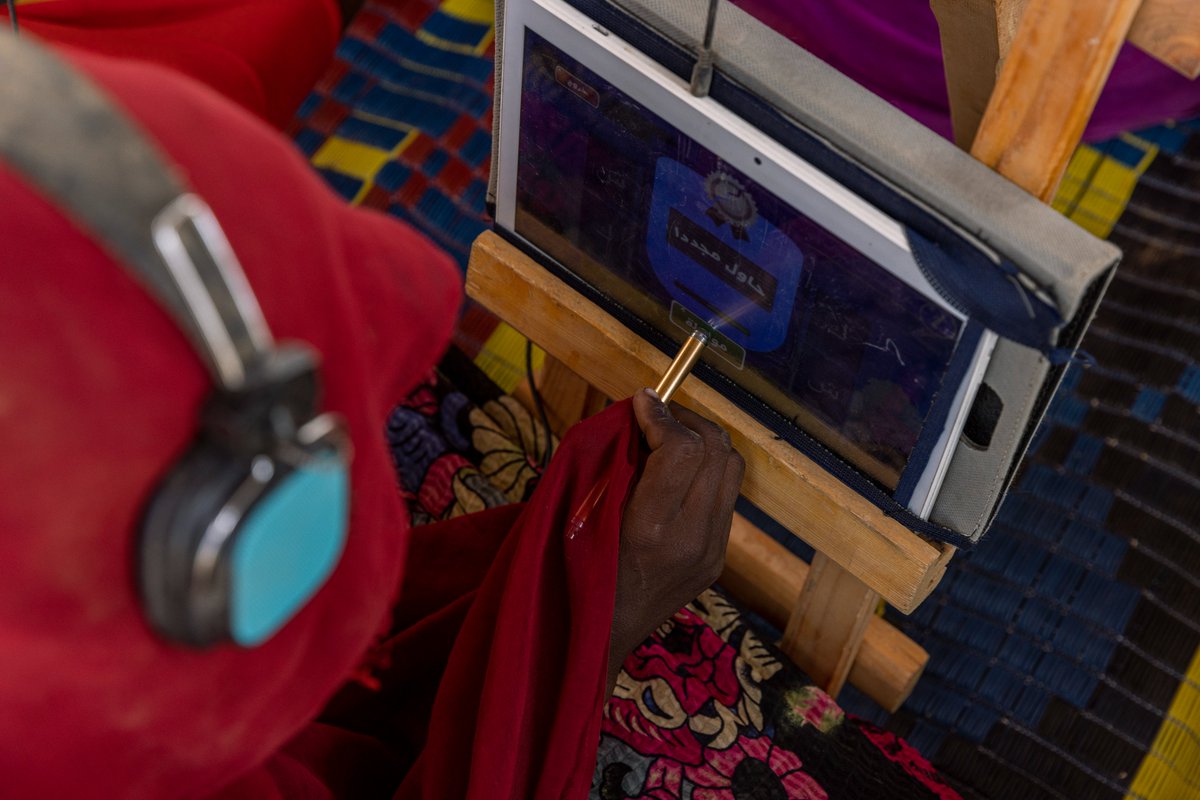UNICEFSudan's tweet image. What can #solarpower do for children? 

Education! 

The solar-powered tablets provide an opportunity for out-of-school children to learn in the e-learning programme in #Kassala, #Sudan📱.  

#Solar4Edu #COP27