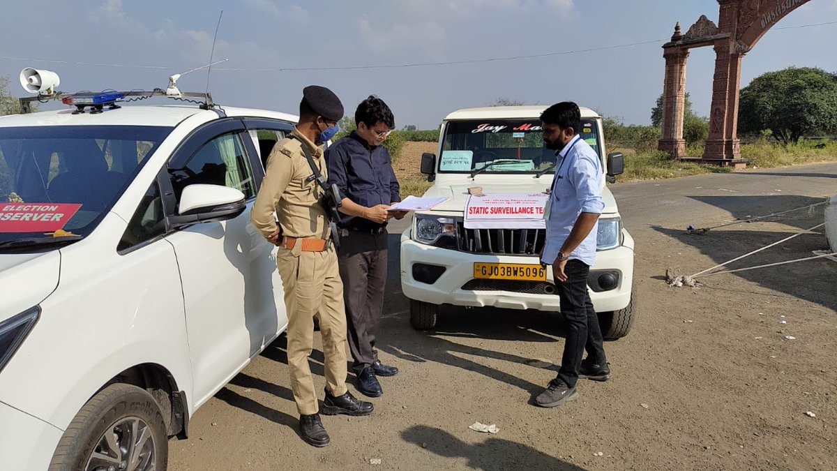 રાજકોટ જિલ્લાની ૭૫ - ધોરાજી મત વિસ્તારનાં ખર્ચના ઓબ્ઝર્વર શ્રીઅમિતકુમાર સોની  સ્ટેટીક સર્વેલન્સ ટીમ દ્વારા હાથ ધરાતી કામગીરીનું સ્થળ પર નિરીક્ષણ કરી ટીમના સભ્યોને જરૂરી માર્ગદર્શન આપ્યું હતું <a href="/CEOGujarat/">Chief Electoral Officer, Gujarat</a> <a href="/ECISVEEP/">Election Commission of India</a> <a href="/InfoGujarat/">Gujarat Information</a> <a href="/DDNewsGujarati/">DD News Gujarati</a> <a href="/PIBAhmedabad/">PIB in Gujarat 🇮🇳</a>