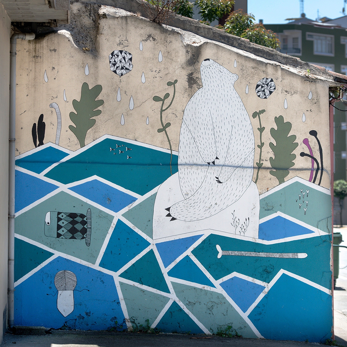 🎨Tres murais que están moi cerca para ver nun momentiño. Todos entre as rúas Vázquez de Parga e Muíño:
1. "Representación de serpes na auga II" de Alita e Laura Tova
2. "Irodoru" de Elin Kawa
3. Mapa
4. "Amañecer" de Laura Tova