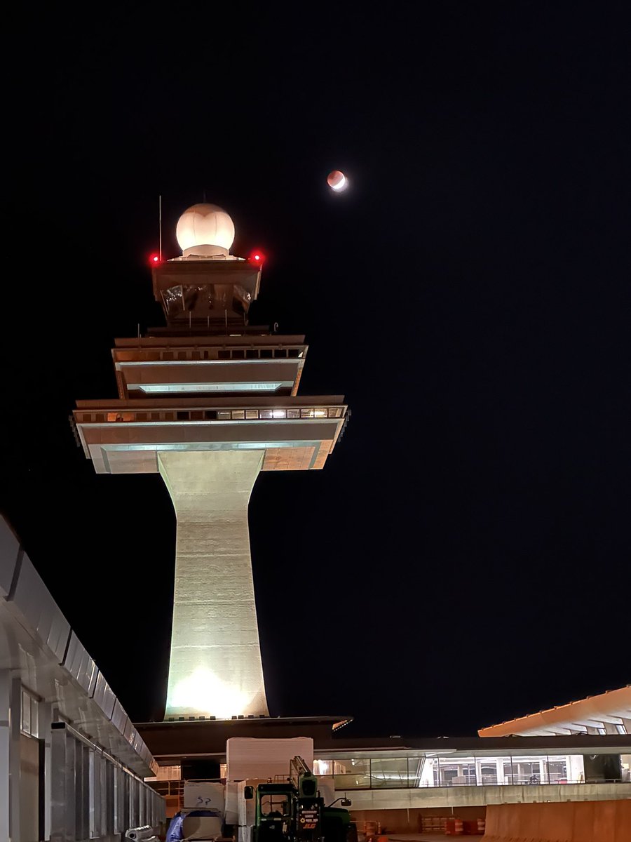 IADSW's tweet photo. Catching the Lunar Eclipse earlier this morning at @Dulles_Airport   #LunarEclipse https://t.co/tERNwftdTz