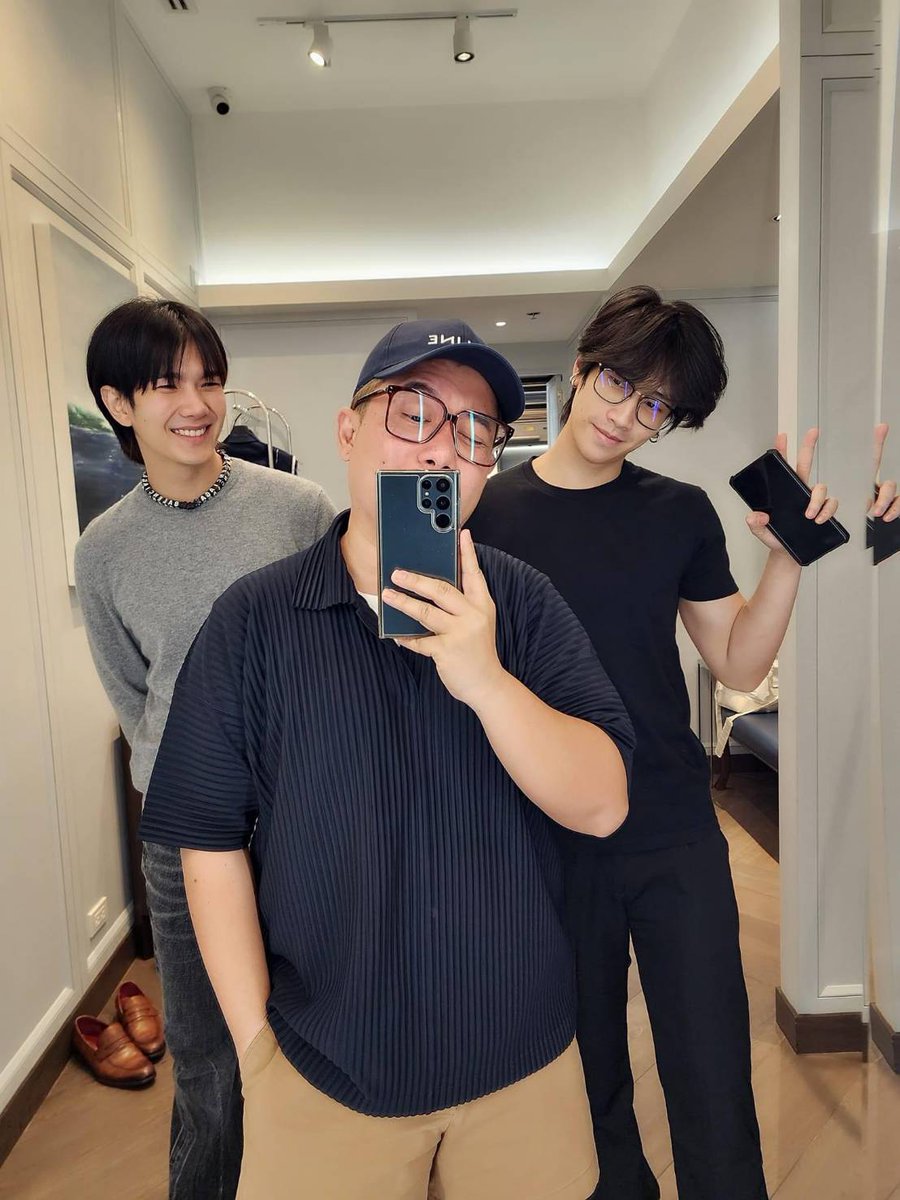 fonosamaTD's tweet photo. สร้อยก็เส้นเดียวกัน กางเกงก็ตัวเดียวกัน สรุปคุณวิชภาสนั่งหลังกล้องใช่มั้ยคะ ตอนเล่นเกมถึงมีพิราบขนาดนั้น เขินคนหลังกล้อง ชัวร์! #Buildweareyebraaaa
#ไบเบิ้ลบิว
#BibleWichapas
#BuildJakapan https://t.co/duW6lkZeva