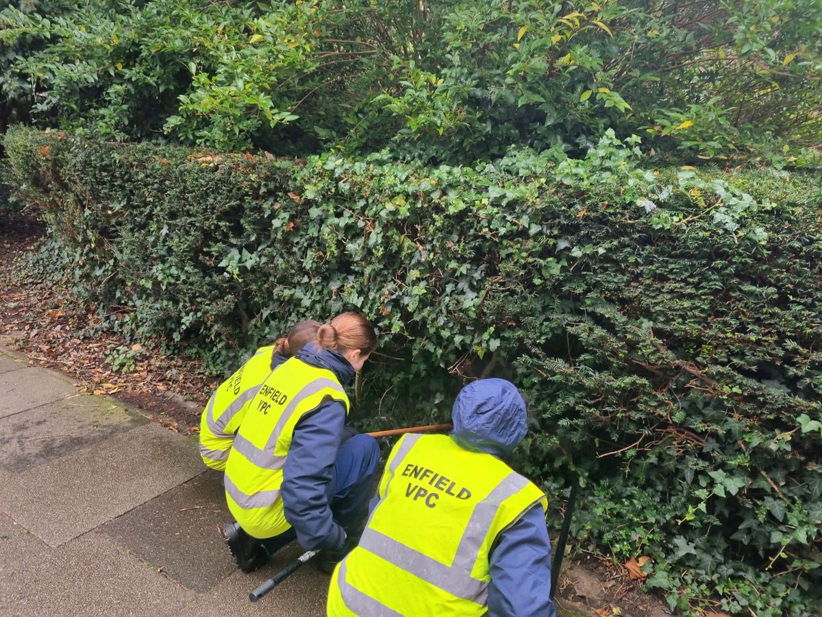 EnfieldVPC's tweet photo. On Saturday, despite it pouring down with rain, a group of @EnfieldVPC gave up their time to do weapon sweeps and provide crime prevention advice door-to-door down a number of residential roads. Another knife taken off the streets. Well done Cadets! @MPSEnfield @NationalVPC https://t.co/uDNgrxO6Ay