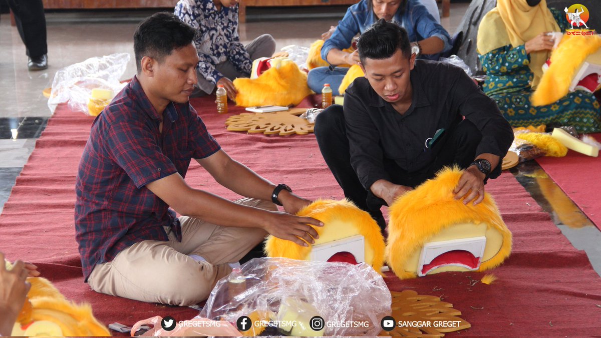 gregetsmg's tweet photo. Mas Yok menjadi Narasumber Pelatihan Pembuatan Topeng Barong dibantu Suhardi dan Fajar Amri.

Selasa, 8 November 2022 di Panggung Kesenian Kab. Demak✨

#gregetsmg #sanggartarigreget https://t.co/KoIfPUNgiH