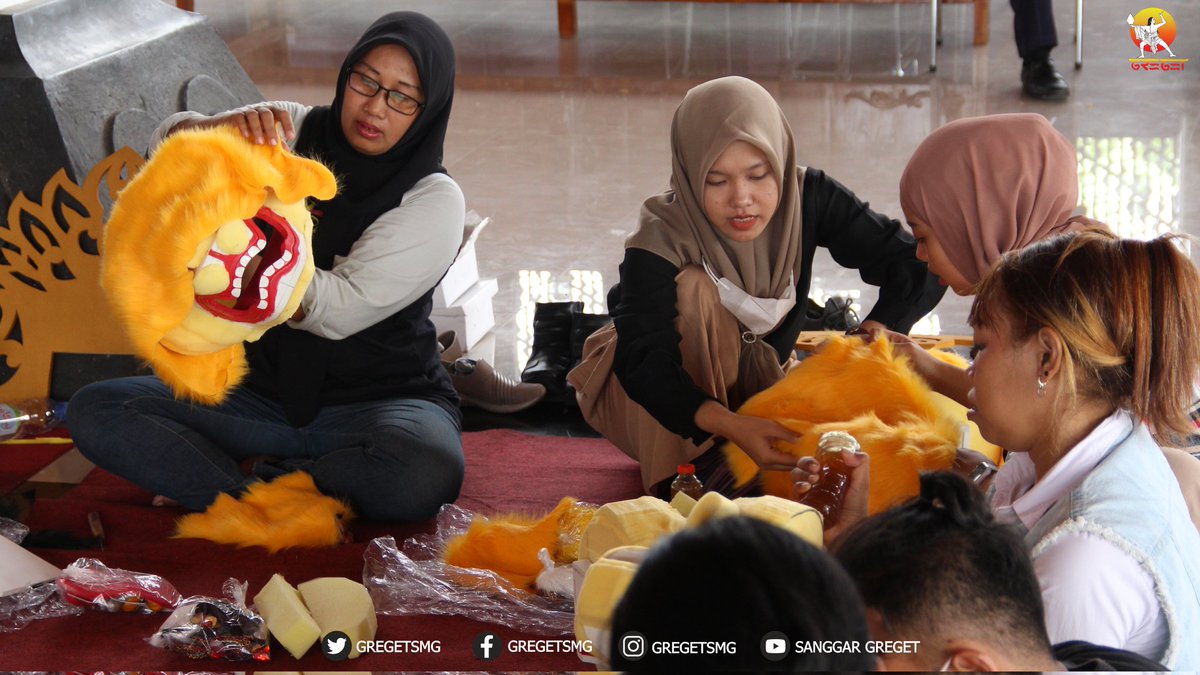gregetsmg's tweet photo. Mas Yok menjadi Narasumber Pelatihan Pembuatan Topeng Barong dibantu Suhardi dan Fajar Amri.

Selasa, 8 November 2022 di Panggung Kesenian Kab. Demak✨

#gregetsmg #sanggartarigreget https://t.co/KoIfPUNgiH