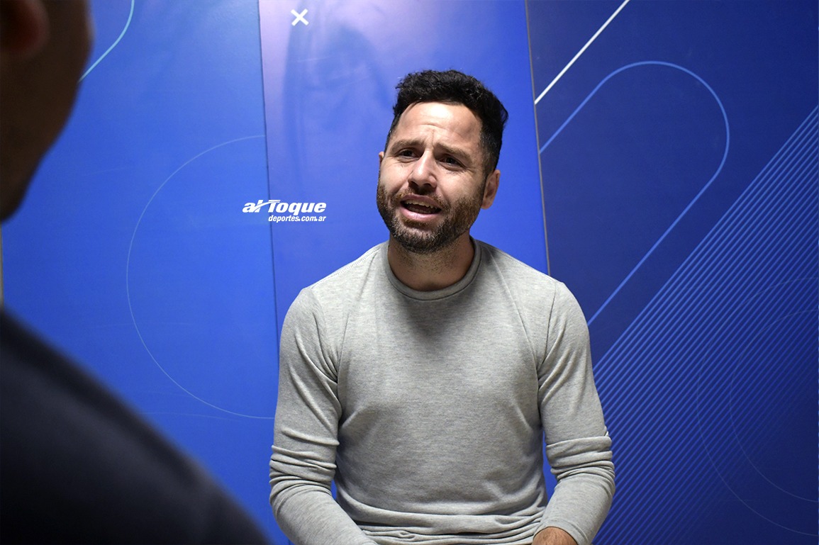 AlToqueDeportes's tweet photo. Fútbol - Efemérides | Este 8 de noviembre se cumple una década del Clausura que ganó @CSyBDLRoncedo y que significó el fin de una sequía de 18 años sin vueltas olímpicas. Iván Amado, mediocampista de aquel plantel, recordó la coronación.   https://t.co/dQd0cPfMYS https://t.co/A3xt9Gahu6