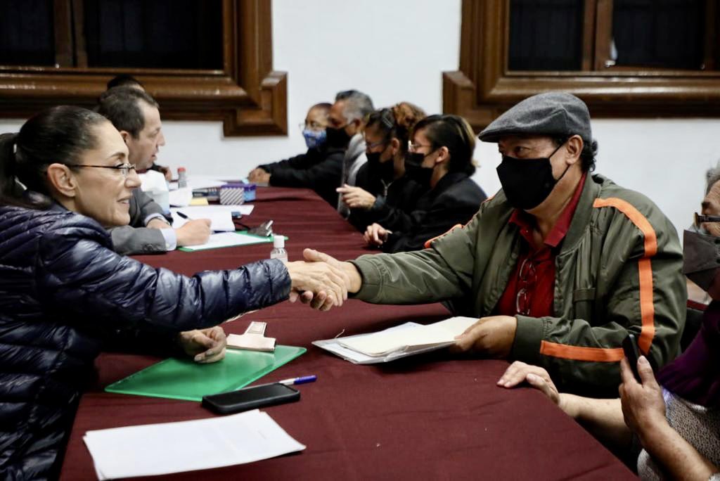 Claudiashein's tweet photo. Siempre he dicho que los martes de Audiencia Pública son "mi equipo de inteligencia ciudadana" porque conozco de manera directa los problemas de la ciudadanía y los atendemos. Así es como gobernamos, escuchando, cercanos al pueblo. 

#HonestidadQueDaResultados https://t.co/NDB3c2Uwc2