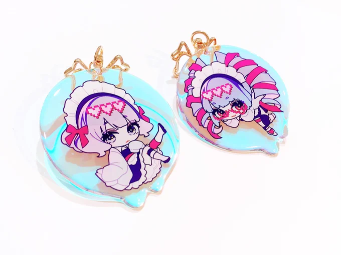 メアちゃんとエラーちゃんのビッグシャボンアクキー届きました〜オーロラ+ドーミング加工で影まで可愛いです最高  