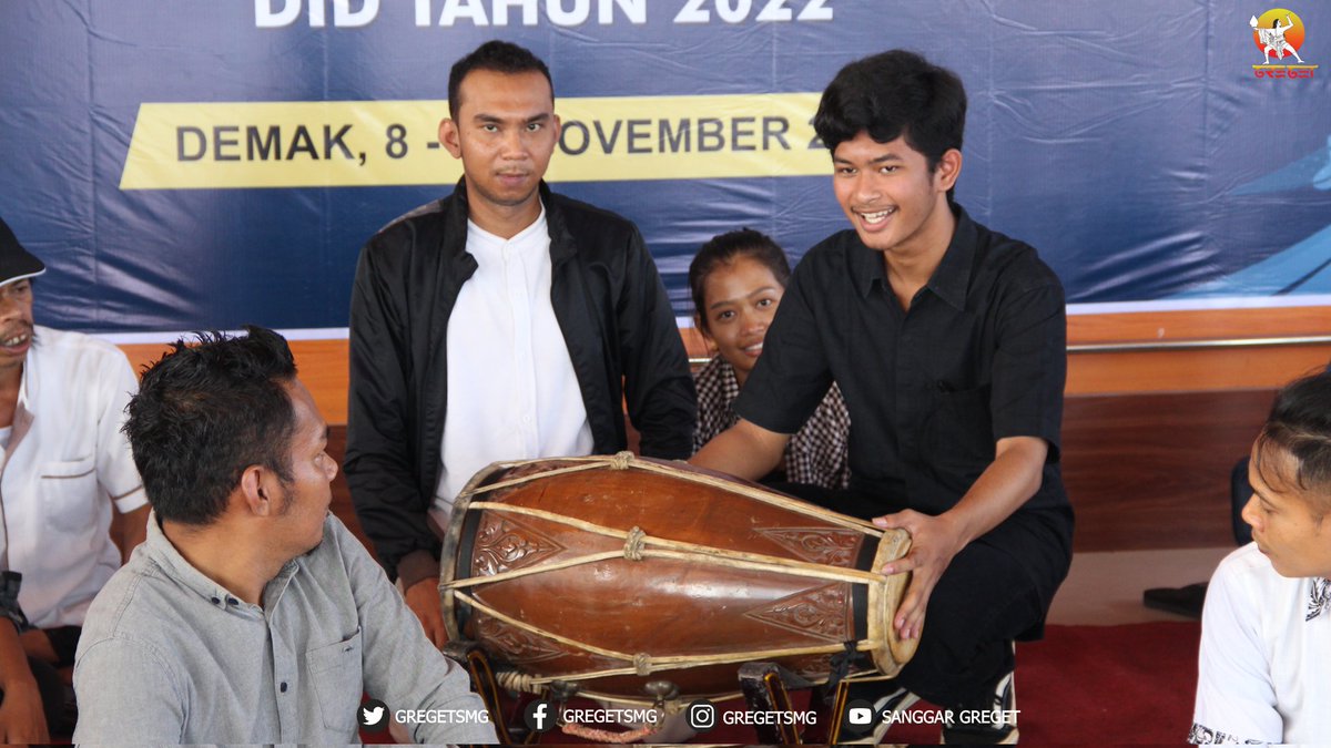 gregetsmg's tweet photo. Mas Yok menjadi Narasumber Pelatihan Seni Pertunjukan Karawitan dibantu Canadian Mahendra dan Rosidul Ikhsan.

Selasa, 8 November 2022 di Panggung Kesenian Kab. Demak✨

#gregetsmg #sanggartarigreget https://t.co/8DDuqBctAK