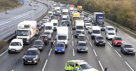 RobPerroneShow's tweet photo. If @JustStop_Oil protestors return to the M25 in #hertfordshire tomorrow, how do you want @HertsPolice to deal with them? We're also discussing haircuts. Is £110 for a haircut a bit much & can you do a #LesliePhillips impersonation? #bbclocalradio #catchitwhileyoucan https://t.co/UzxUFZbyV9