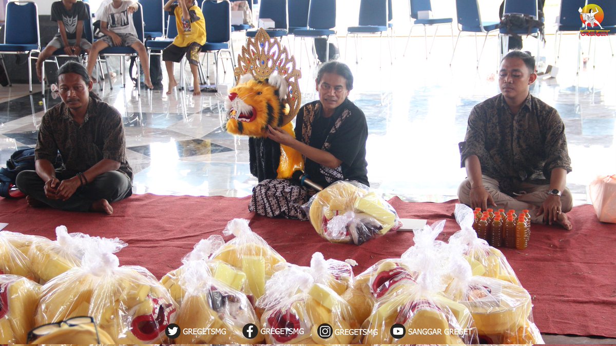 gregetsmg's tweet photo. Mas Yok menjadi Narasumber Pelatihan Pembuatan Topeng Barong dibantu Suhardi dan Fajar Amri.

Selasa, 8 November 2022 di Panggung Kesenian Kab. Demak✨

#gregetsmg #sanggartarigreget https://t.co/KoIfPUNgiH