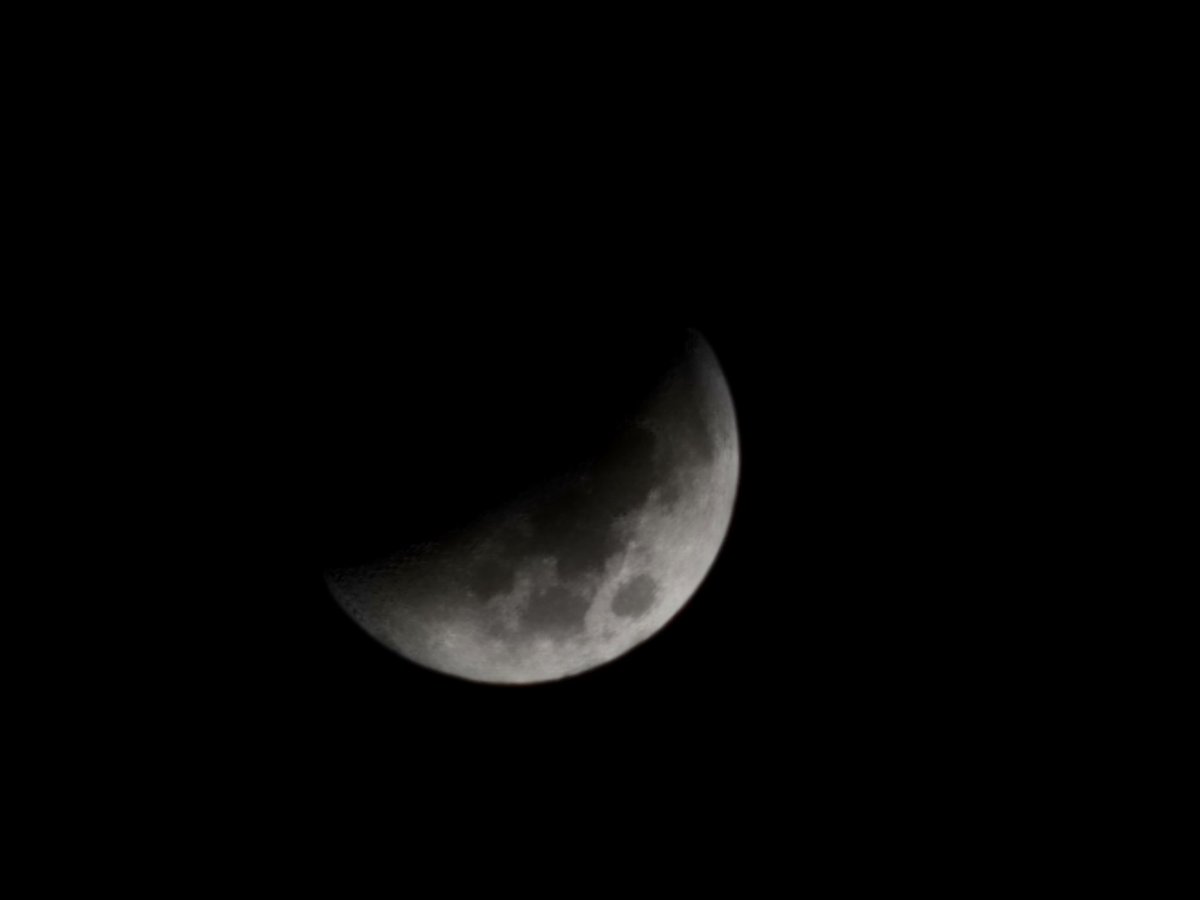 terryr97's tweet photo. 4:39am &amp; 5:26am. Taken with my Samsung S22 Ultra. Great camera. #lunareclipse2022 https://t.co/R8qEMe27eW
