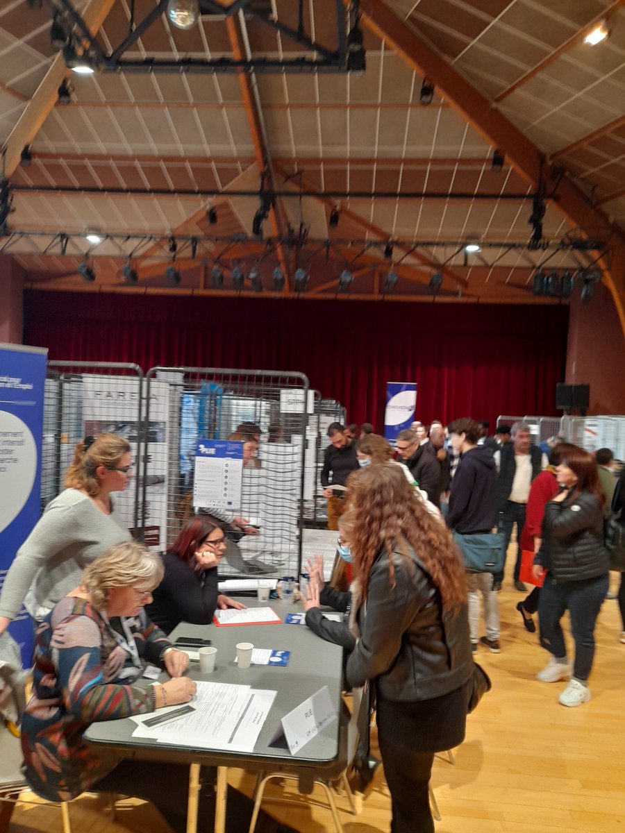 #poleemploibfc Dijon Est .En direct du Forum de chevigny . Nos équipes de conseillers sont mobilisés pour favoriser la rencontre demandeurs d'emploi et entreprises🤝✌
