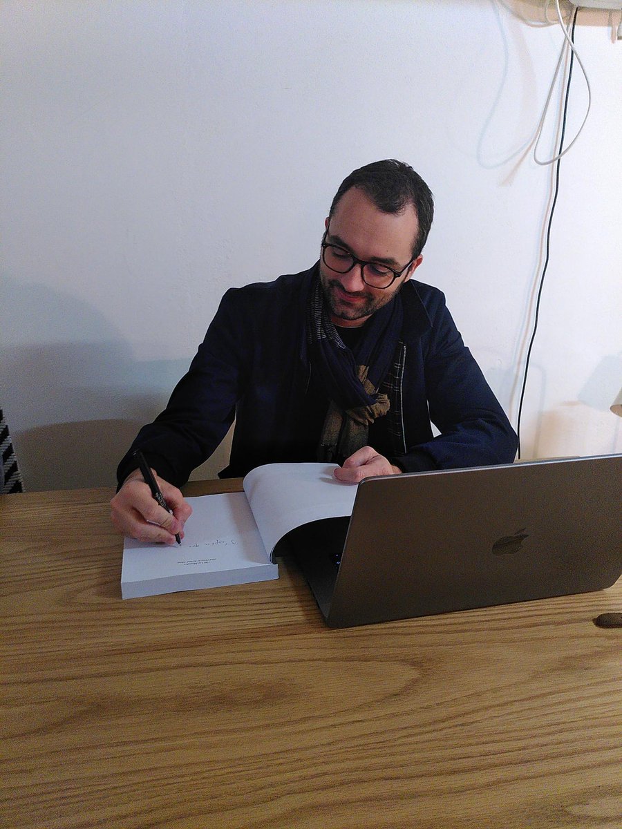 glours's tweet image. First dedicace of his book &quot;100 @golang Mistakes and How to Avoid Them&quot; by my @docker teammate @teivah 
And you know what I was the lucking one 🤩
I&apos;ll keep his words to myself 😁 

You can buy the book here: manning.com/books/100-go-m…