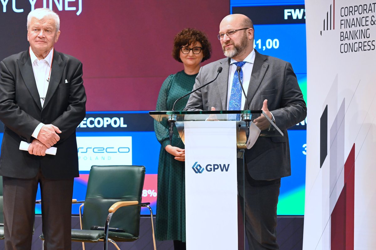 BankPekaoSA's tweet photo. Nic nie jest dane raz na zawsze, co niestety pokazuje wojna w Ukrainie. Najważniejsza dla naszych sąsiadów będzie przebudowa, zarówno infrastrukturalna, ekonomiczna, jak i polityczna – Paweł Strączyński podczas Kongresu Bankowości Korporacyjnej i Inwestycyjnej.
@EFCongress #KBKiI https://t.co/M0yteZGQCI