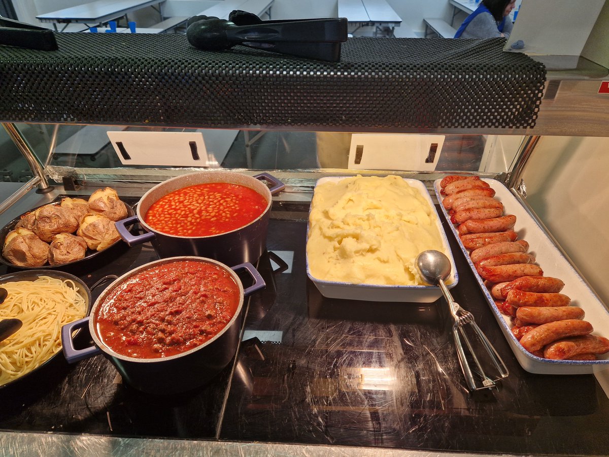 wla1295's tweet photo. Tuesday is bangers and mash day, all ways a firm favourite with the kids! #tastytreats #mellorsfamily #healthyschooldinners https://t.co/RjXG5lzh25
