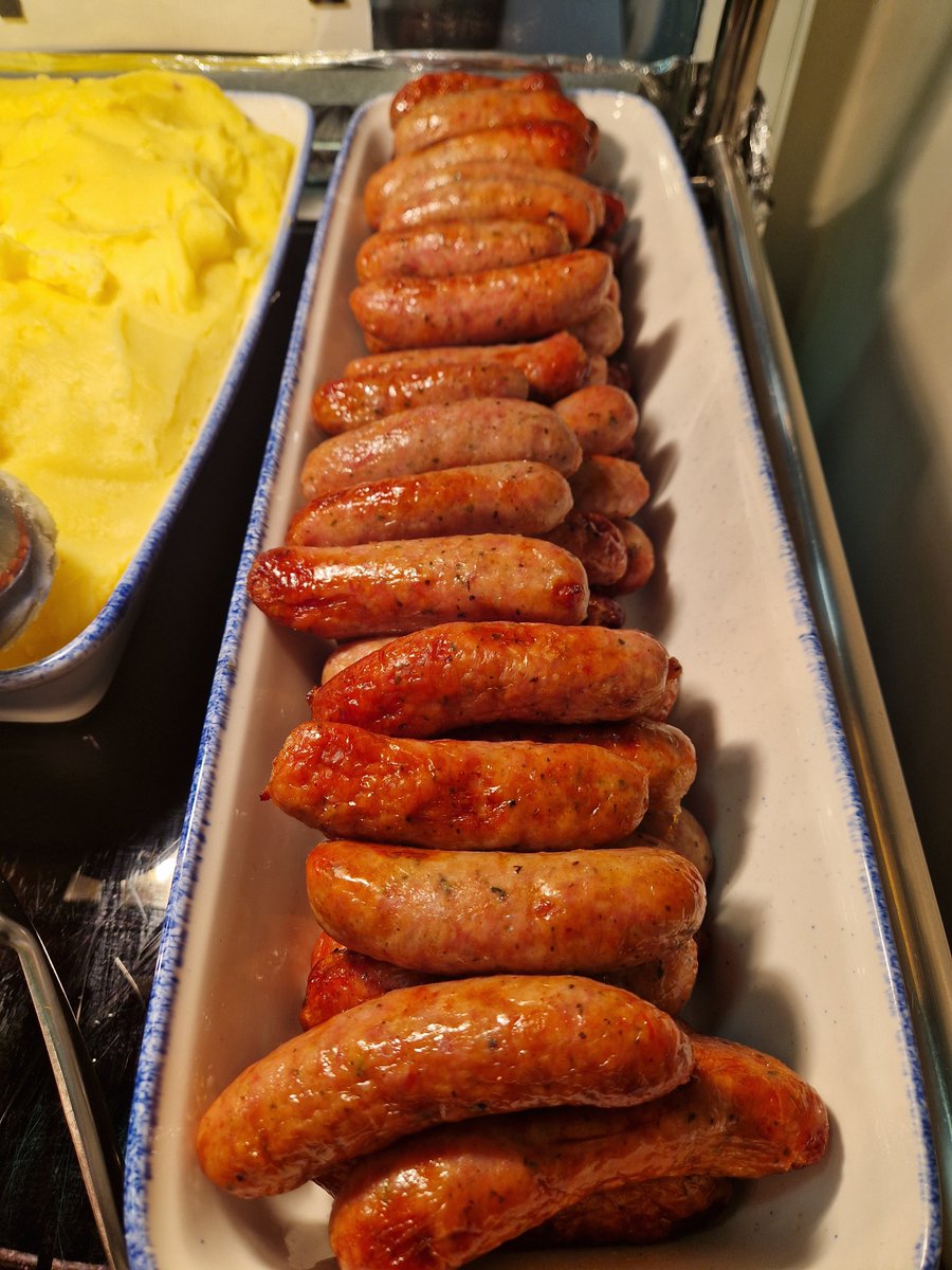 wla1295's tweet photo. Tuesday is bangers and mash day, all ways a firm favourite with the kids! #tastytreats #mellorsfamily #healthyschooldinners https://t.co/RjXG5lzh25