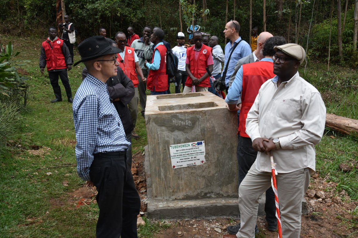 UEauBurundi's tweet photo. 2/Protection du périmètre de captage d'une source d'eau amenagée à Mubira, colline Kiremba et échange avec le comité de gestion sur l'importance de la protection de l'environnement et des effets du changement climatique
#ClimateDiplomacyWeek https://t.co/T2O88RHzOP
