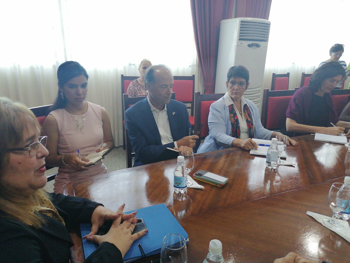 Inicia la visita a la #UCLVnuestra el #Embajador de #ReinoUnido 🇬🇧 en #Cuba 🇨🇺, Sir George Hollingbery, lo recibe la rectora Dr.C <a href="/osanamoleriop/">Osana Molerio Pérez</a>