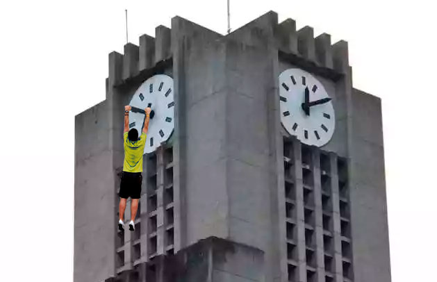 sensacionalista's tweet photo. Bolsonarista se agarra a ponteiro de relógio para evitar volta do horário de verão proposta por Lula https://t.co/V1V83AXlr6
