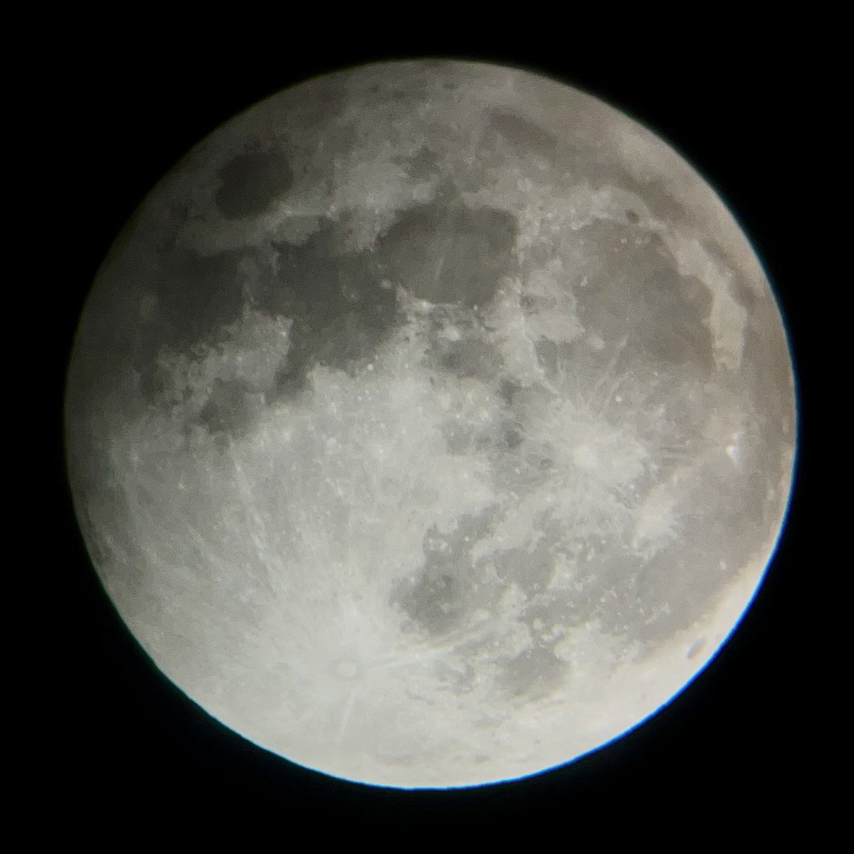 pesiaran's tweet photo. Total moon eclipse shot with iPhone 13 mini on telescope !  #LunarEclipse #皆既月食 #スマホ撮影 https://t.co/J0e9s785yJ