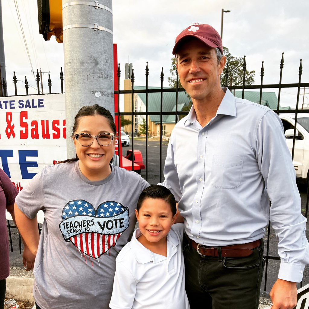 BetoORourke's tweet photo. Thank you, Texas teachers! I’ve got your back. https://t.co/2YUATdYqSb