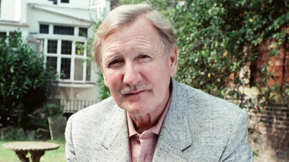 It is with great sadness that we report that Leslie Phillips, who voiced the Sorting Hat in the “Harry Potter” films, passed away at the age of 98. 🪄 #RIPLesliePhillips