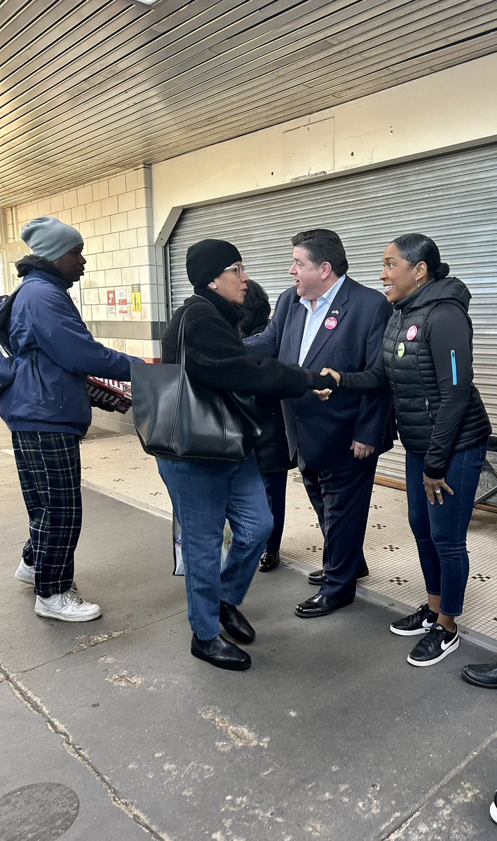 elizaglezer's tweet photo. Happy Election Day, Illinois! @JBPritzker and @JulianaforLG are up bright and early meeting voters at the Pulaski Orange Line Stop. 

🗳️ Visit https://t.co/kIO0PHgrdM to make your plan to vote! https://t.co/AfoUuAXc4m