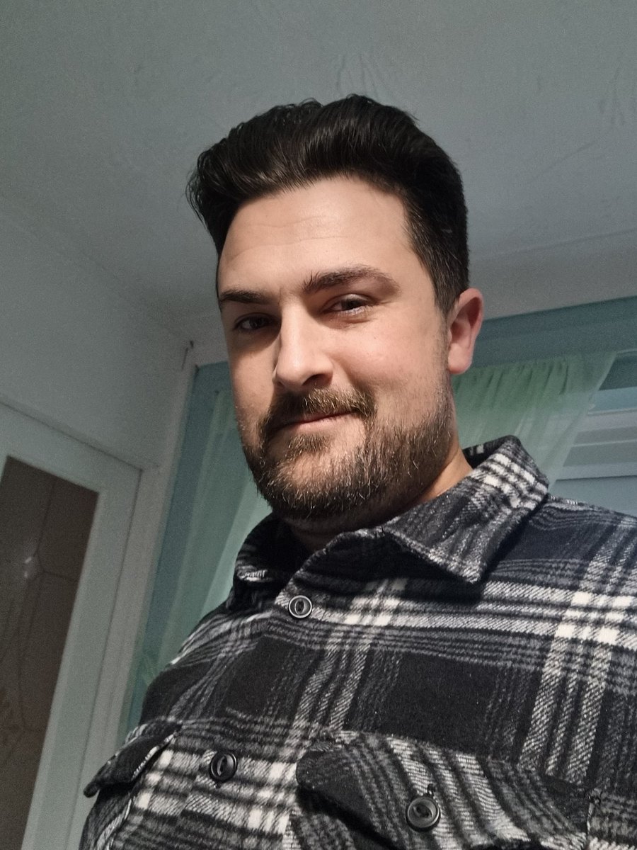 PoshRambo's tweet photo. What a beautiful Tuesday it is, loving my new job,feeling refreshed and ready to get more golds! Aiming to get 2 gold tonight!
Thats right we are back on MW2 tonight 8pm live on twitch!
#ModernWarfare2
#CoDTent https://t.co/VGAenmkkPW