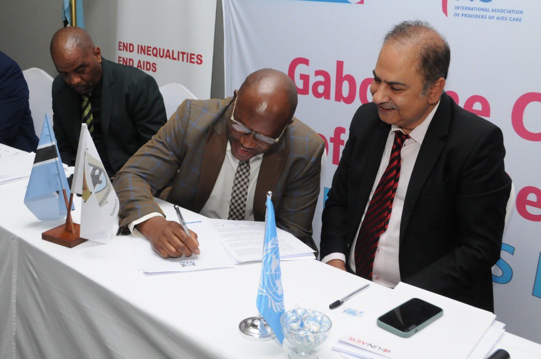 AlankarMalviya's tweet photo. Mayor @city_gaborone Signs #ParisDeclaration and join @FastTrackCities in a ceremony with @O_Brochenin as guest of honour. @unaids is privileged to support the council in its leadership to take #Botswana towards EndingAIDSby2030 Thanks to @IAPAC @UNHABITAT https://t.co/oquAJJbVb3